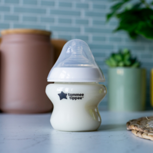 Bình Sữa PP Ty Siêu Mềm Tự Nhiên Tommee Tippee Natural Start 150ml, Núm Ty Của Bình 0-3 Tháng (Bình Đôi) chính hãng tại Chip Chip Luxury Nha Trang